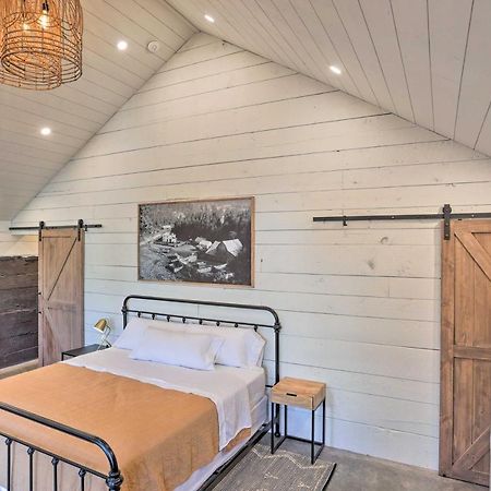 Rustic Rapid City Farmhouse With Mountain Views Exterior photo