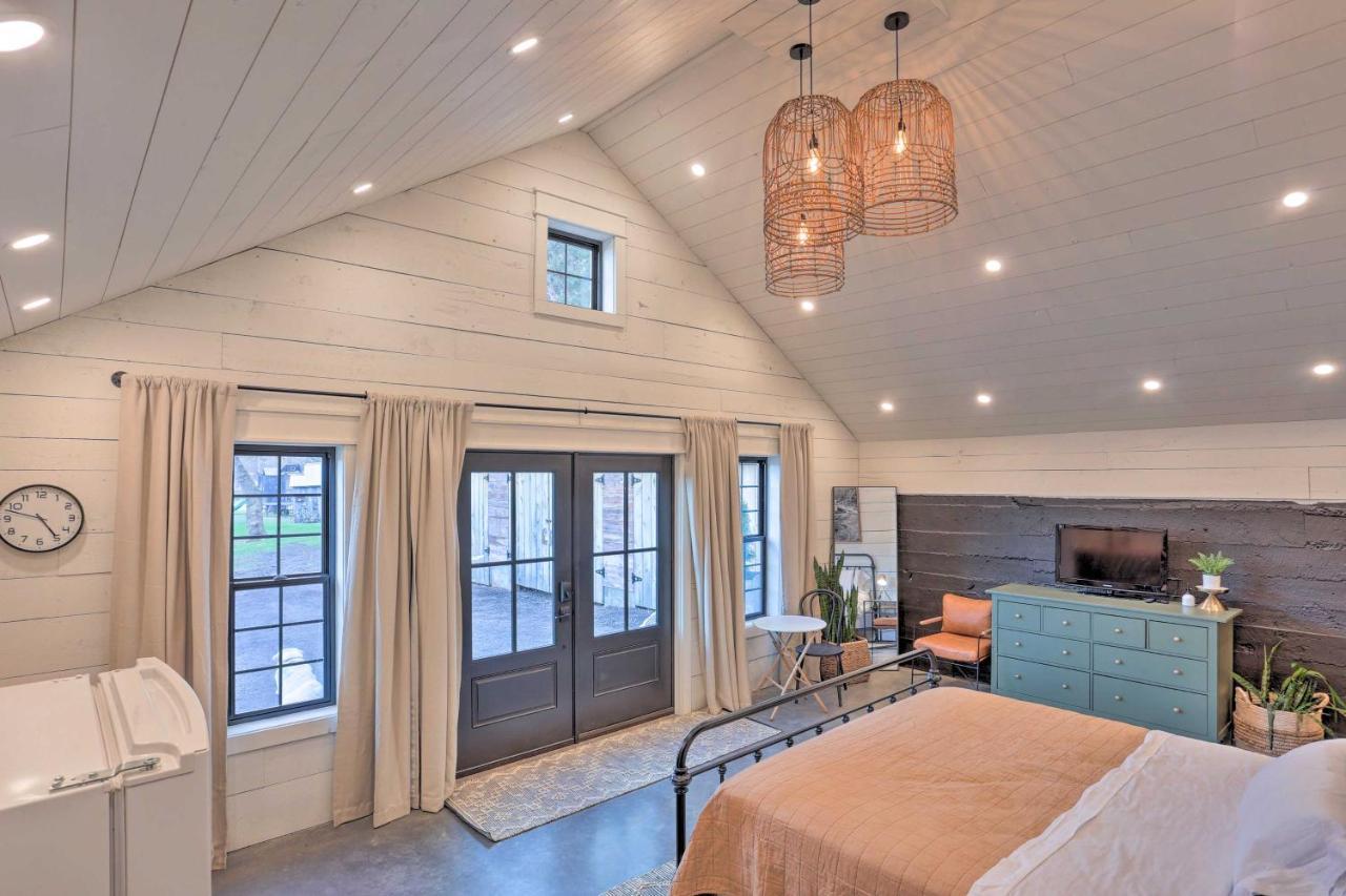 Rustic Rapid City Farmhouse With Mountain Views Exterior photo