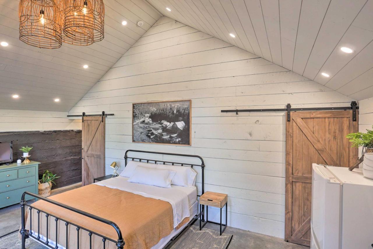 Rustic Rapid City Farmhouse With Mountain Views Exterior photo