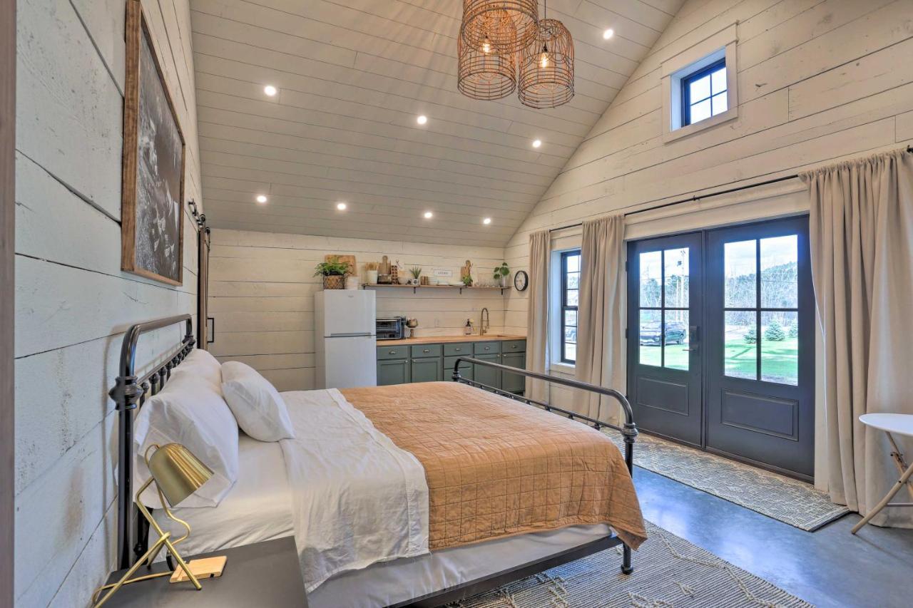 Rustic Rapid City Farmhouse With Mountain Views Exterior photo