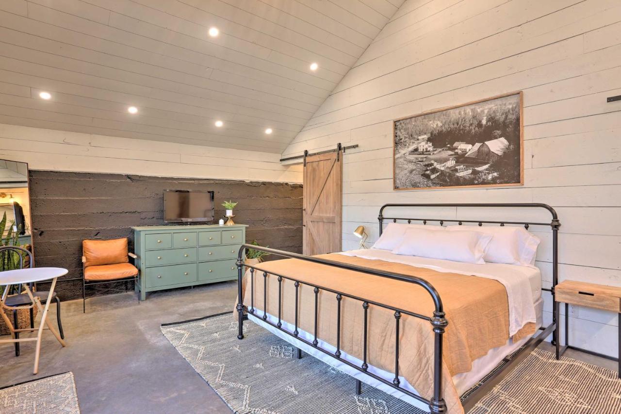 Rustic Rapid City Farmhouse With Mountain Views Exterior photo