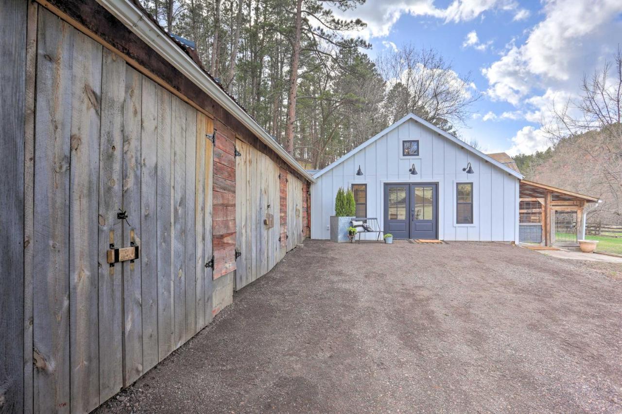 Rustic Rapid City Farmhouse With Mountain Views Exterior photo