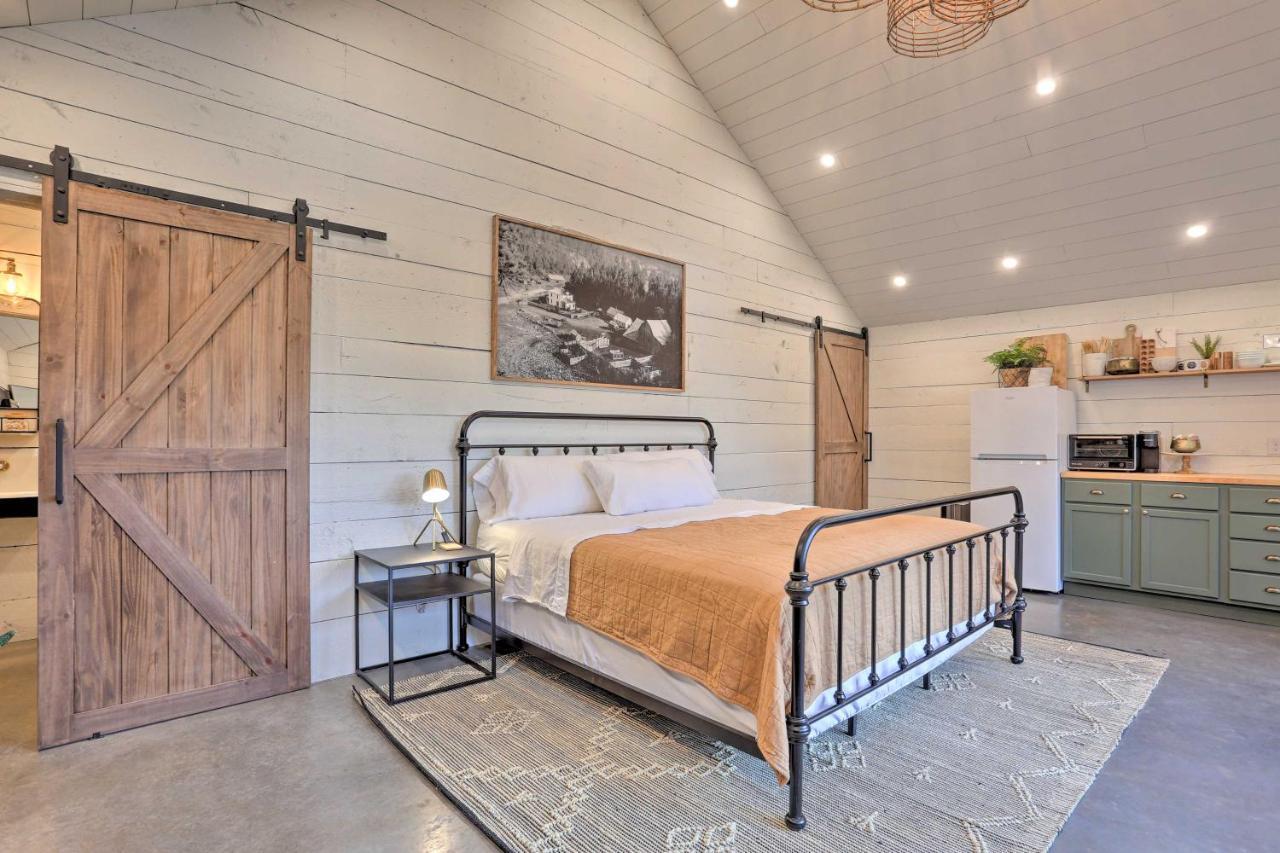 Rustic Rapid City Farmhouse With Mountain Views Exterior photo