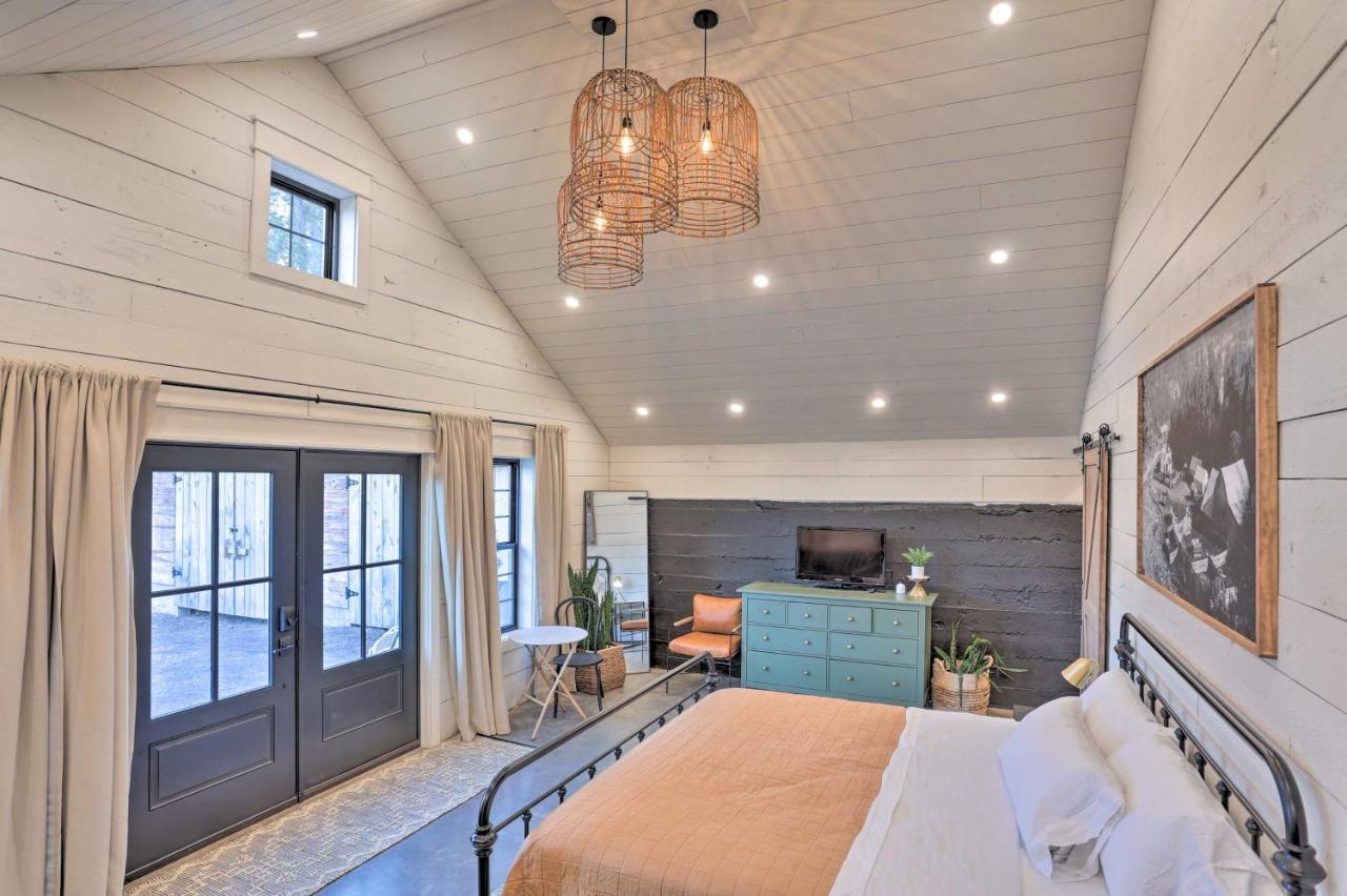 Rustic Rapid City Farmhouse With Mountain Views Exterior photo