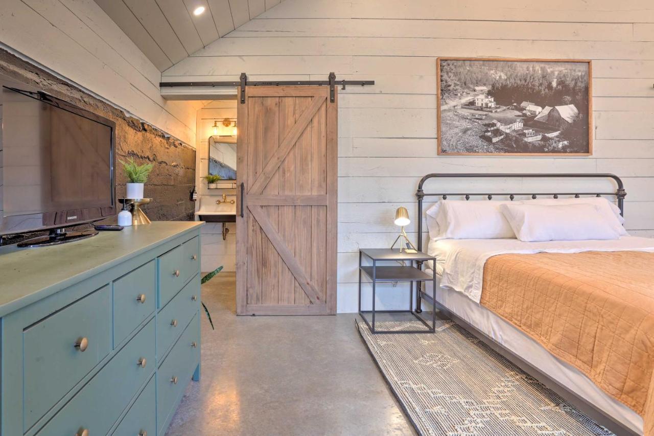 Rustic Rapid City Farmhouse With Mountain Views Exterior photo